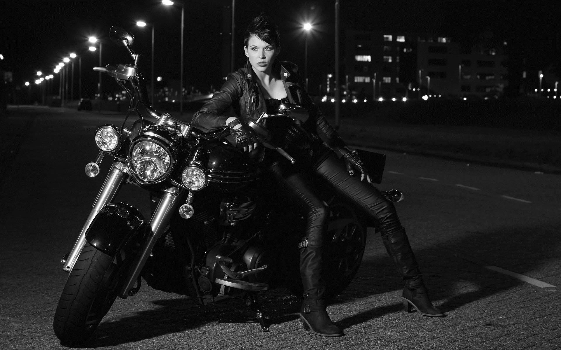 Photo Beautiful girls and motorcycles in Makasar