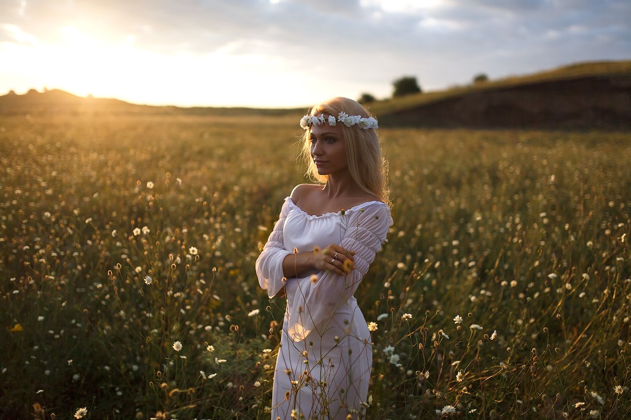 Girls in Slavic costumes in Makasar