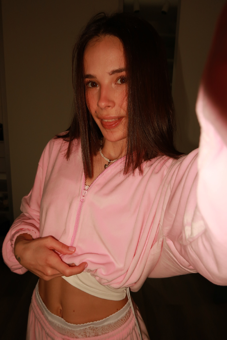 Tina brings the glow — live moments in Makasar